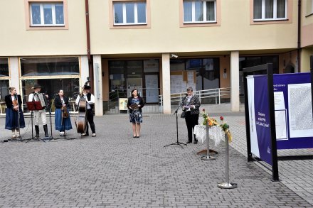 Uroczystość otwarcia wystawy plenerowej poświęconej mjr. Adolfowi Pilchowi - przemawia Danuta Szczypka.